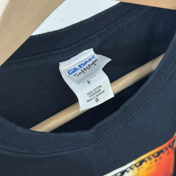 Taylor Swift Red Tour 2013 Black Concert T-Shirt w/ Tour Dates Gildan Guitar - Picture 5 of 8